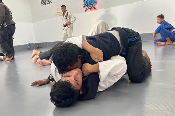 Alunos praticam jiu-jítsu em aula gratuita em Manaus.