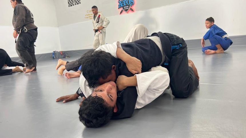 Alunos praticam jiu-jítsu em aula gratuita em Manaus.