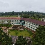 Amazônia Golf Resort em estado de abandono, cercado por vegetação exuberante.
