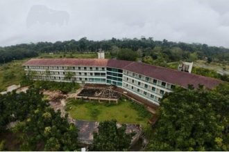 Amazônia Golf Resort em estado de abandono, cercado por vegetação exuberante.