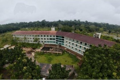 Amazônia Golf Resort em estado de abandono, cercado por vegetação exuberante.
