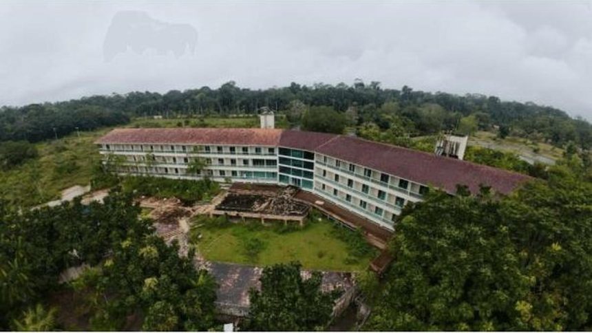 Amazônia Golf Resort em estado de abandono, cercado por vegetação exuberante.