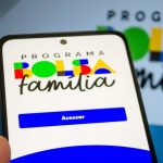 Aplicativo Bolsa Família em smartphone, com logo do programa e botão 'Acessar'.