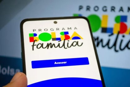 Aplicativo Bolsa Família em smartphone, com logo do programa e botão 'Acessar'.