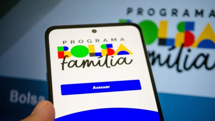Aplicativo Bolsa Família em smartphone, com logo do programa e botão 'Acessar'.
