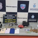 Apreensão de armas, celulares, dinheiro e outros objetos em uma operação policial.