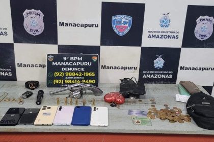 Apreensão de armas, celulares, dinheiro e outros objetos em uma operação policial.