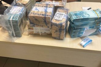 Apreensão de dinheiro em Manaus: notas de real embaladas em pacotes.