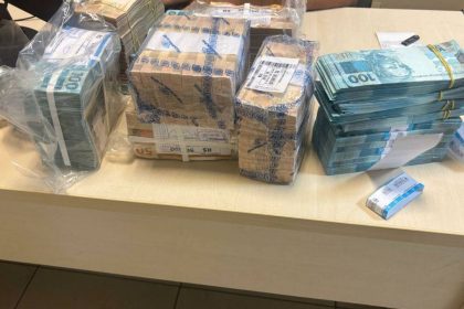 Apreensão de dinheiro em Manaus: notas de real embaladas em pacotes.