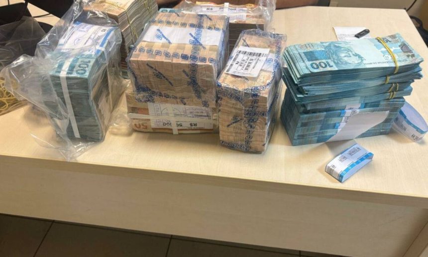 Apreensão de dinheiro em Manaus: notas de real embaladas em pacotes.