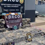 Apreensão de drogas pela Polícia Civil do Amazonas (PC-AM), mostrando pacotes de entorpecentes.