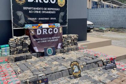 Apreensão de drogas pela Polícia Civil do Amazonas (PC-AM), mostrando pacotes de entorpecentes.