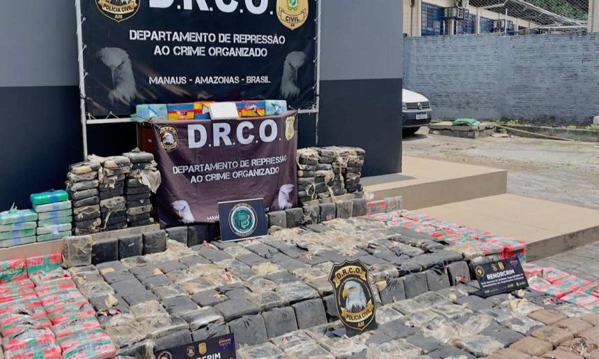 Apreensão de drogas pela Polícia Civil do Amazonas (PC-AM), mostrando pacotes de entorpecentes.