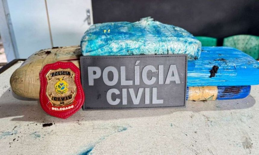 Apreensão de drogas pela Polícia Civil em Tefé, com pacotes de entorpecentes e distintivo.