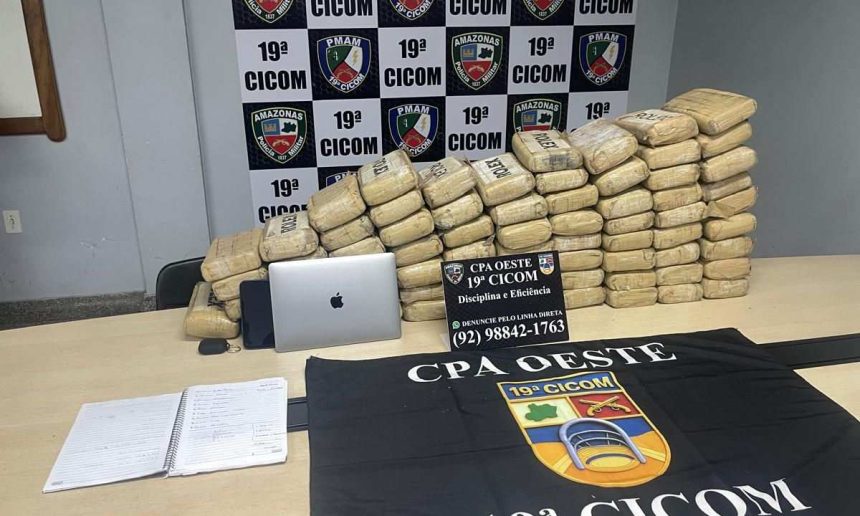 Apreensão de drogas pela polícia, com blocos embalados e materiais de investigação.