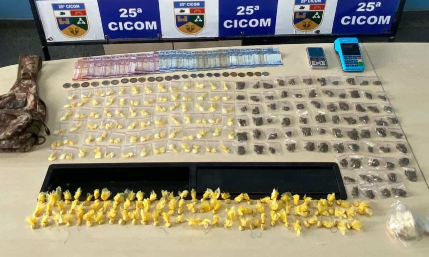 Apreensão de drogas pela Polícia Militar: sacolas com substâncias ilícitas e dinheiro sobre a mesa.