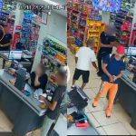 Assalto a mercadinho em Manacapuru: homem armado dispara para o alto