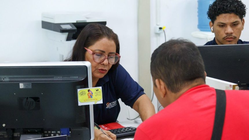 Atendimento em posto de emprego do Sine Amazonas em Manaus