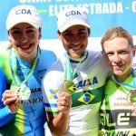 Atletas de ciclismo no pódio, celebrando suas conquistas.