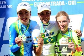 Atletas de ciclismo no pódio, celebrando suas conquistas.