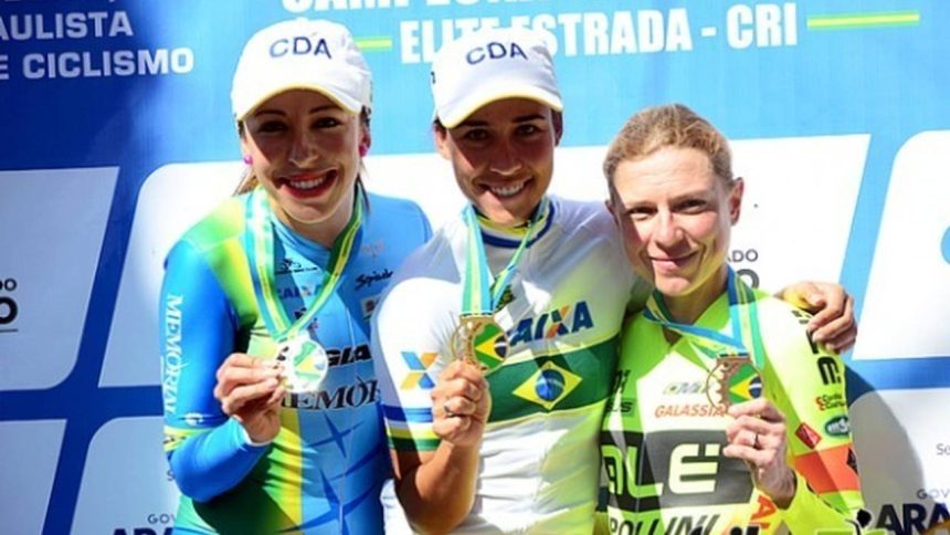 Atletas de ciclismo no pódio, celebrando suas conquistas.