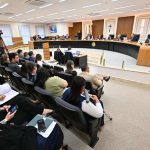 Audiência na Câmara de Pauini sobre contas reprovadas, com pessoas em assentos e membros na mesa.