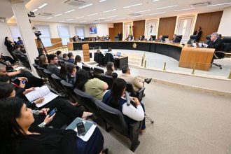 Audiência na Câmara de Pauini sobre contas reprovadas, com pessoas em assentos e membros na mesa.