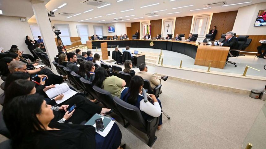 Audiência na Câmara de Pauini sobre contas reprovadas, com pessoas em assentos e membros na mesa.