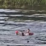 Baleeira naufragada no Igarapé Acuruí, com pessoas na água