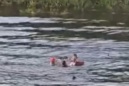 Baleeira naufragada no Igarapé Acuruí, com pessoas na água