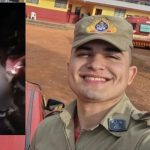 Bombeiro sorrindo em primeiro plano, imagem dividida com cena de acidente no fundo.