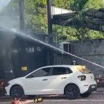 Bombeiros combatendo incêndio em restaurante no Parque 10 com mangueiras de água.