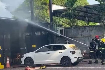 Bombeiros combatendo incêndio em restaurante no Parque 10 com mangueiras de água.