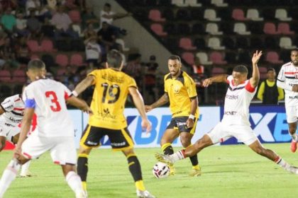 Botafogo-SP e Amazonas em jogo de futebol na Série B.