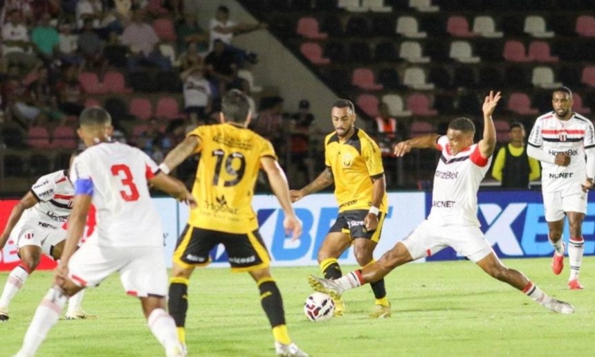 Botafogo-SP e Amazonas em jogo de futebol na Série B.