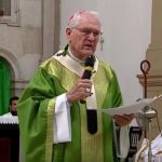 Cardeal da Amazônia faz discurso em cerimônia religiosa.