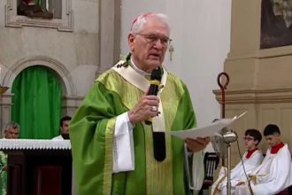 Cardeal da Amazônia faz discurso em cerimônia religiosa.