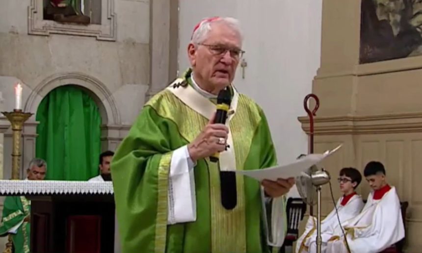 Cardeal da Amazônia faz discurso em cerimônia religiosa.