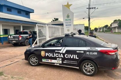 Carro da Polícia Civil estacionado em frente à delegacia em Itacoatiara, Amazonas.