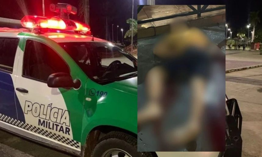 Carro da Polícia Militar e cena de crime com corpo coberto.