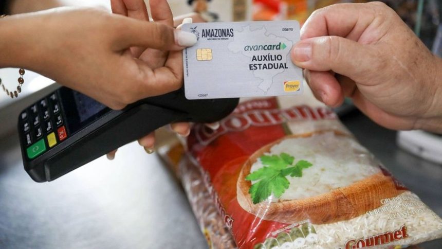 Cartão AvanCard Auxílio Estadual sendo usado em supermercado, com destaque para a embalagem de arroz Gourmet.