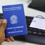 Carteira de Trabalho e Previdência Social em mãos, representando emprego e oportunidades.