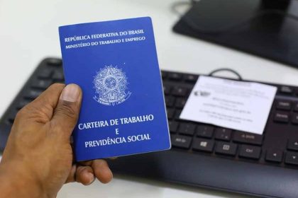 Carteira de Trabalho e Previdência Social em mãos, representando emprego e oportunidades.