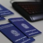 Carteiras de Trabalho e Previdência Social sobre uma mesa