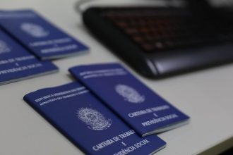 Carteiras de Trabalho e Previdência Social sobre uma mesa