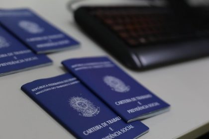 Carteiras de Trabalho e Previdência Social sobre uma mesa