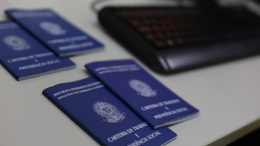 Carteiras de Trabalho e Previdência Social sobre uma mesa