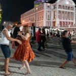 Casais dançando em frente ao Teatro Amazonas à noite