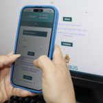 Celular com aplicativo 'Crédito da Nota' de Manaus e tela de login.