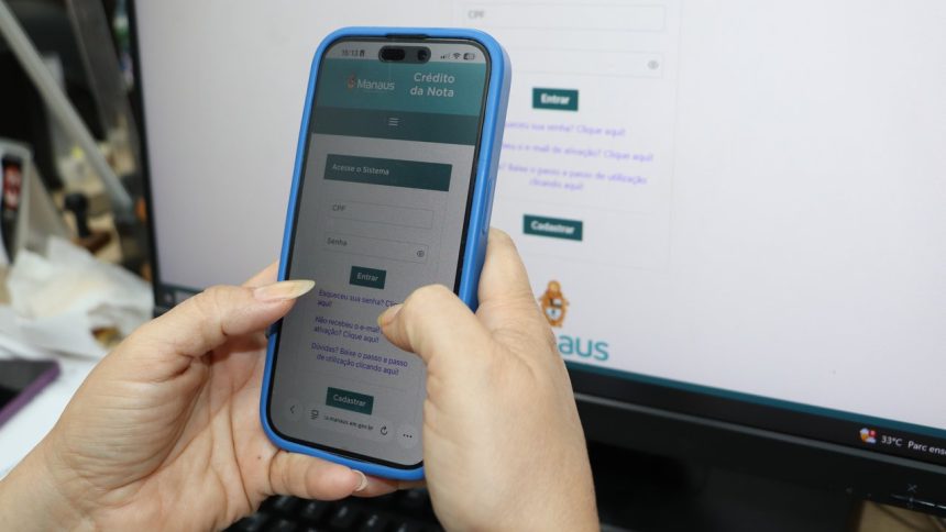 Celular com aplicativo 'Crédito da Nota' de Manaus e tela de login.